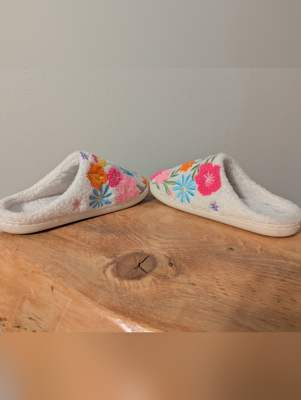 Living Royal Floral Bloom Slippers - M/L - Picture 8 of 9